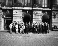 814252 Groepsportret van de leden van de (oude) gemeenteraad van de Gemeente Utrecht, op de bordestrap van het Stadhuis ...